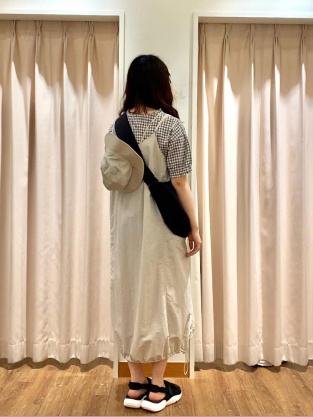 ブラック系のシャツ/ブラウス、ベージュ系のワンピース/ドレス、ブラック系のハンドバッグを着用したレディースの夏コーディネートの2枚目の写真