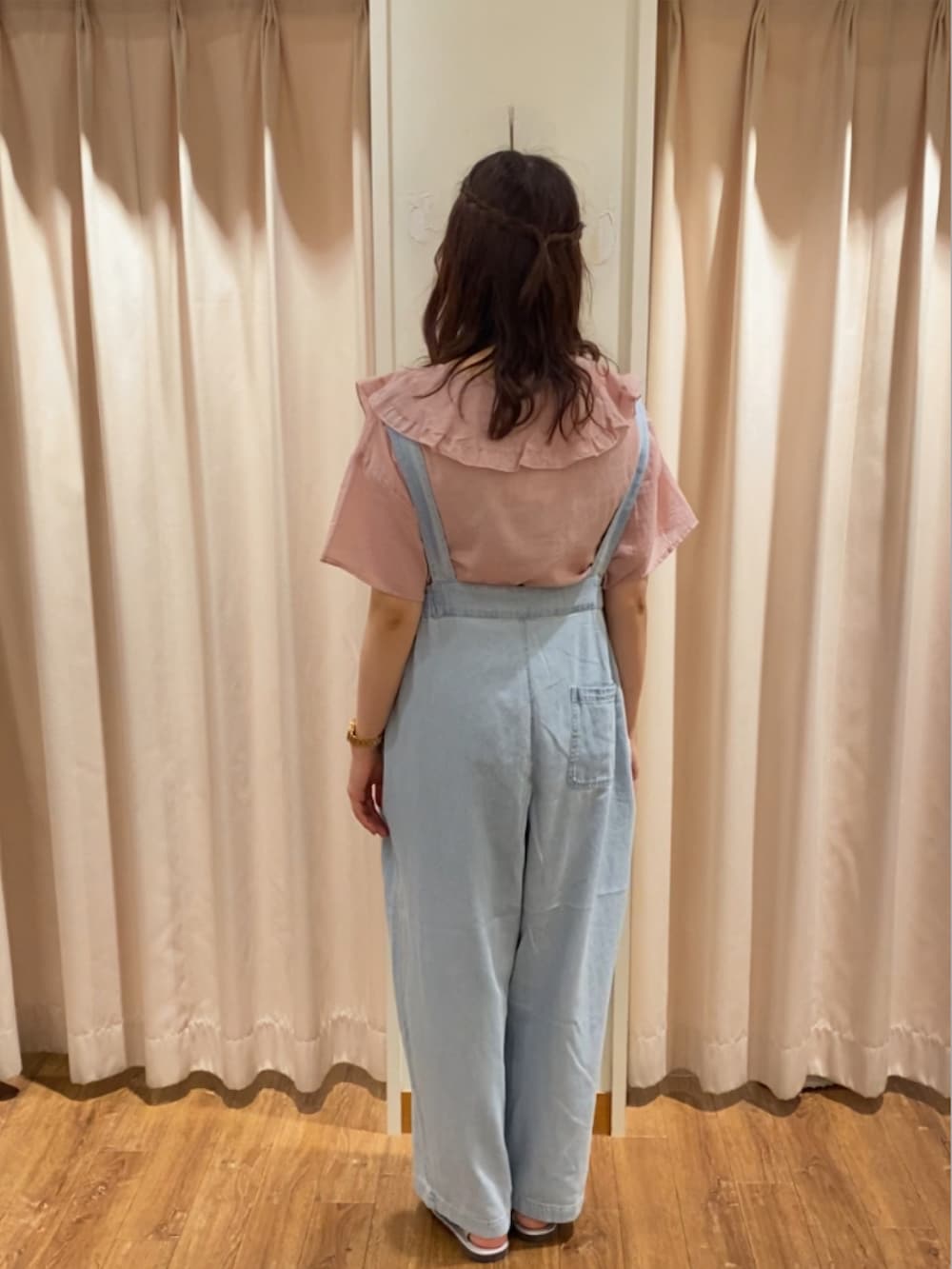 ピンク系のシャツ/ブラウス、ブルー系のその他パンツ、シルバー系のサンダルを着用したレディースの夏コーディネートの2枚目の写真