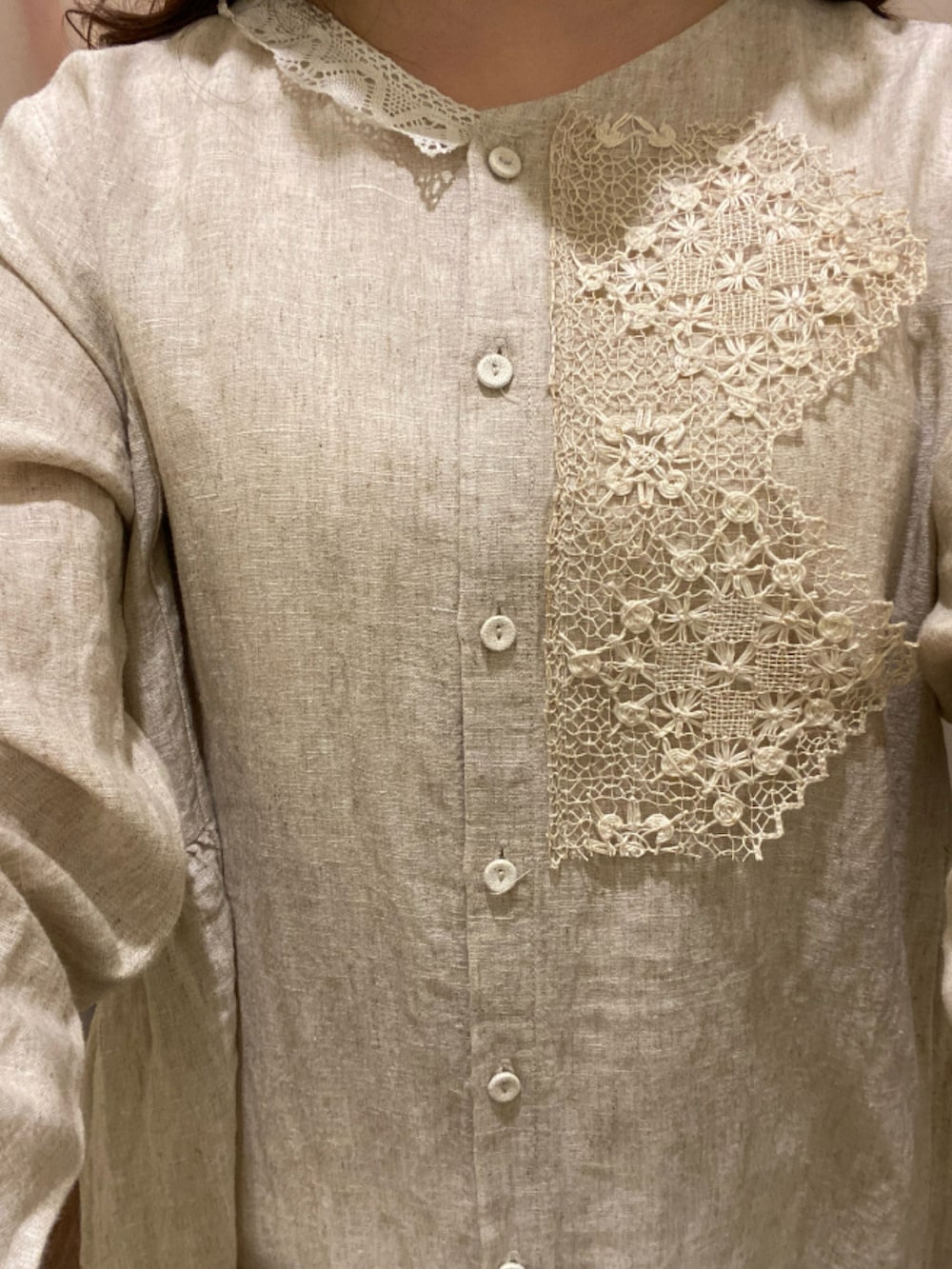 ベージュ系のワンピース、ブラック系のハンドバッグ、ブラック系のサンダルを着用したレディースの夏コーディネートの3枚目の写真