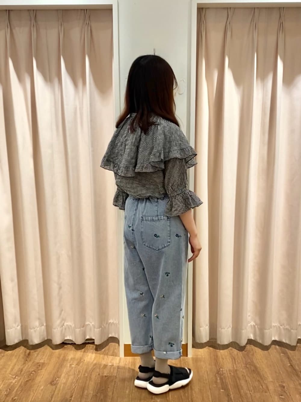 ブラック系のシャツ/ブラウス、ブルー系のその他パンツ、ブラック系のサンダルを着用したレディースの春コーディネートの2枚目の写真