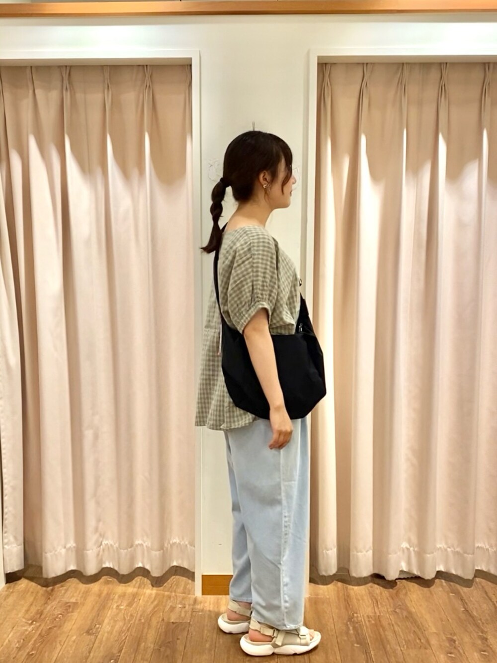 グリーン系のシャツ/ブラウス、ブラック系のハンドバッグ、ブルー系のその他パンツを着用したレディースの夏コーディネートの2枚目の写真