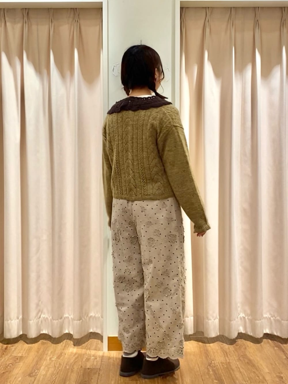 ホワイト系のTシャツ/カットソー、ベージュ系のその他パンツ、ブラウン系のドレスシューズを着用したレディースの秋コーディネートの2枚目の写真