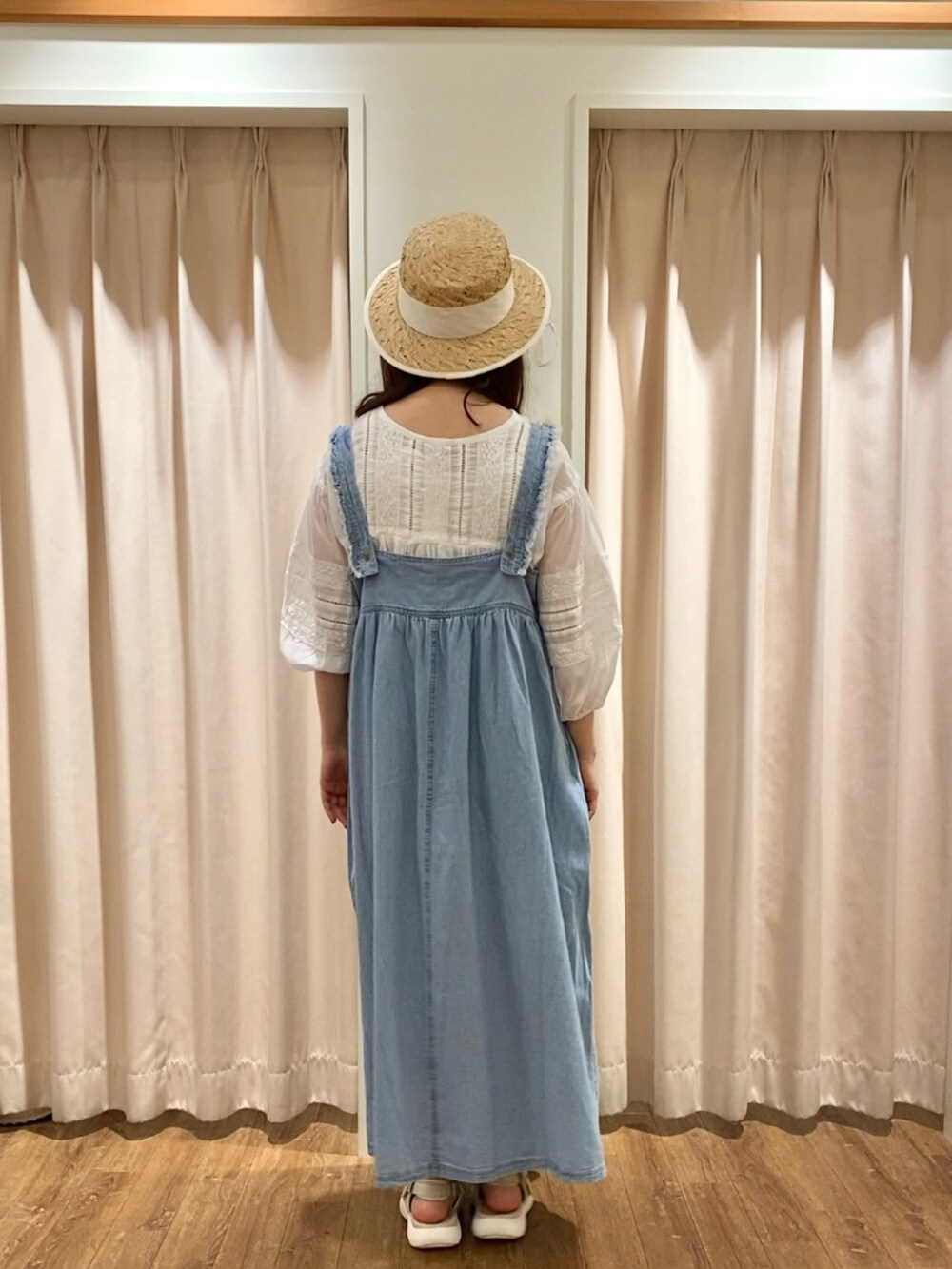 ホワイト系のチュニック、ブルー系のワンピース/ドレス、ベージュ系のサンダルを着用したレディースの春コーディネートの3枚目の写真