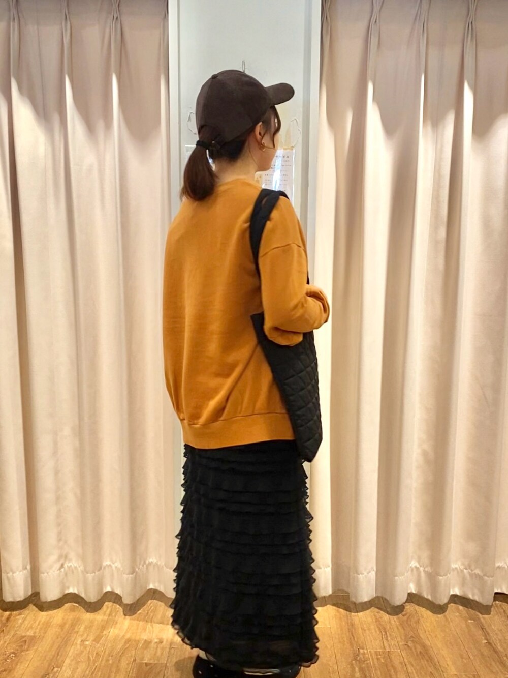 「Samansa Mos2、SM2、オレンジコーデ、スウェット、推し活コーデ、キャップ、キャップ女子、顔タイプキュート、骨格ストレート、ブルベ冬、カジュアル、カジュアルガーリー、ガーリー」｜「Samansa Mos2のコーデュロイキャップ（ハット、ブラウン系）」を使った、もなみさん（骨格ストレート・レディース・160cm）の秋コーディネートの2枚目の写真