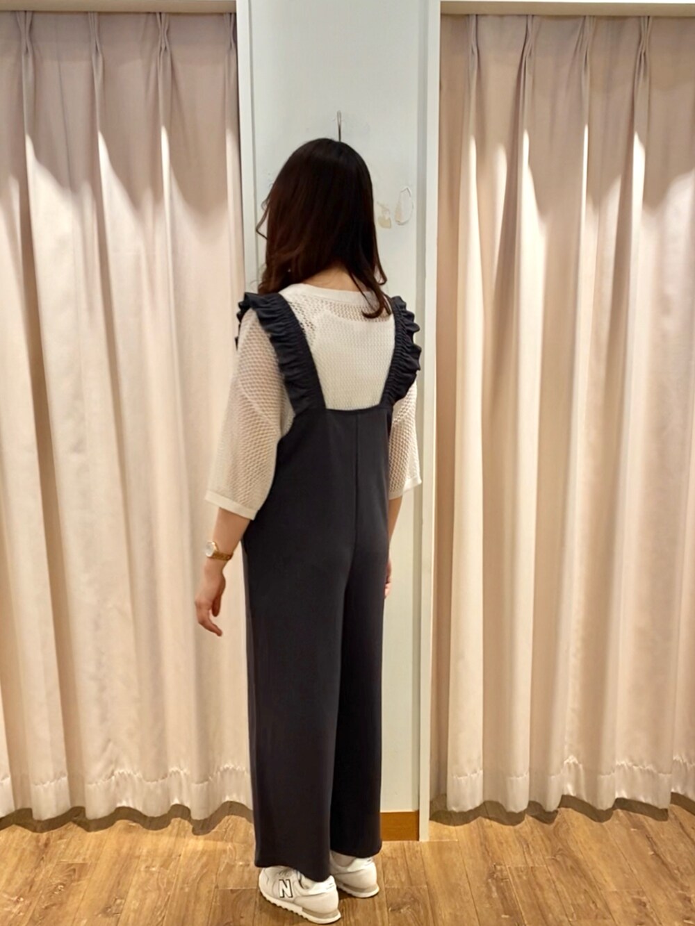 ホワイト系のニット/セーター、グレー系のサロペット/オーバーオールを着用したレディースの春コーディネートの2枚目の写真