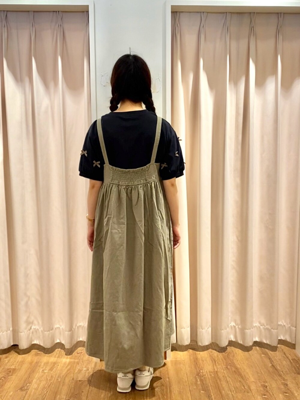 ブラック系のTシャツ/カットソー、グリーン系のワンピースを着用したレディースの夏コーディネートの2枚目の写真
