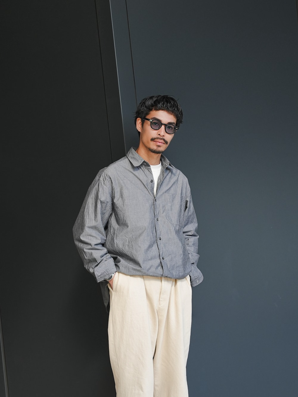 「休日スタイル、シンプルコーデ、おしゃれさんと繋がりたい、カジュアルコーデ、オトナカジュアル、メンズコーデ、リラックススタイル、neat、デニムパンツ、デニム、ポータークラシック、アディダス、アディダスオリジナルス、夏」｜「NEATのアイテム（デニムパンツ、ホワイト系）」を使った、minimal +αさん（メンズ・173cm）の春コーディネートの3枚目の写真