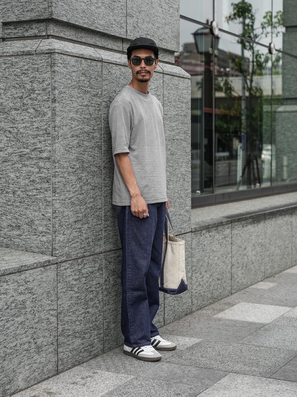 「休日スタイル、初夏コーデ、夏コーデ、おしゃれさんと繋がりたい、メンズファッション、夏だ！Tシャツ着よう！、ボーダー、エアリズムコットンオーバーサイズTシャツ(５分袖)、stevenalan、llbean、adidas samba、サンバ、夏服、DAIWAPIER39、UNIQLO」｜「UNIQLOのアイテム（Tシャツ/カットソー、グレー系）」を使った、minimal +αさん（メンズ・173cm）の夏コーディネートの4枚目の写真