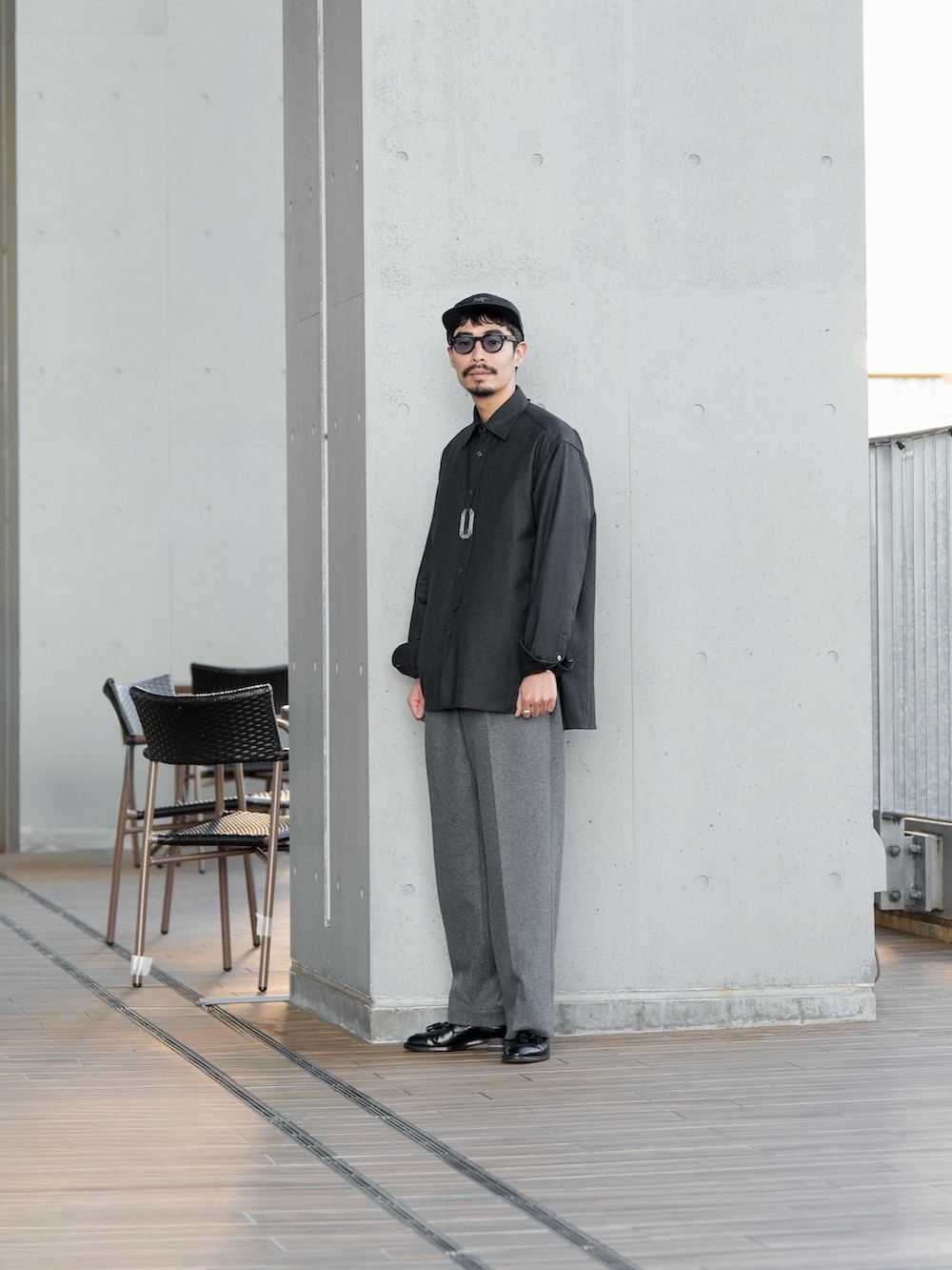 グレー系のシャツ/ブラウス、グレー系のスラックス、ブラック系のローファーを着用したメンズの冬コーディネートの2枚目の写真