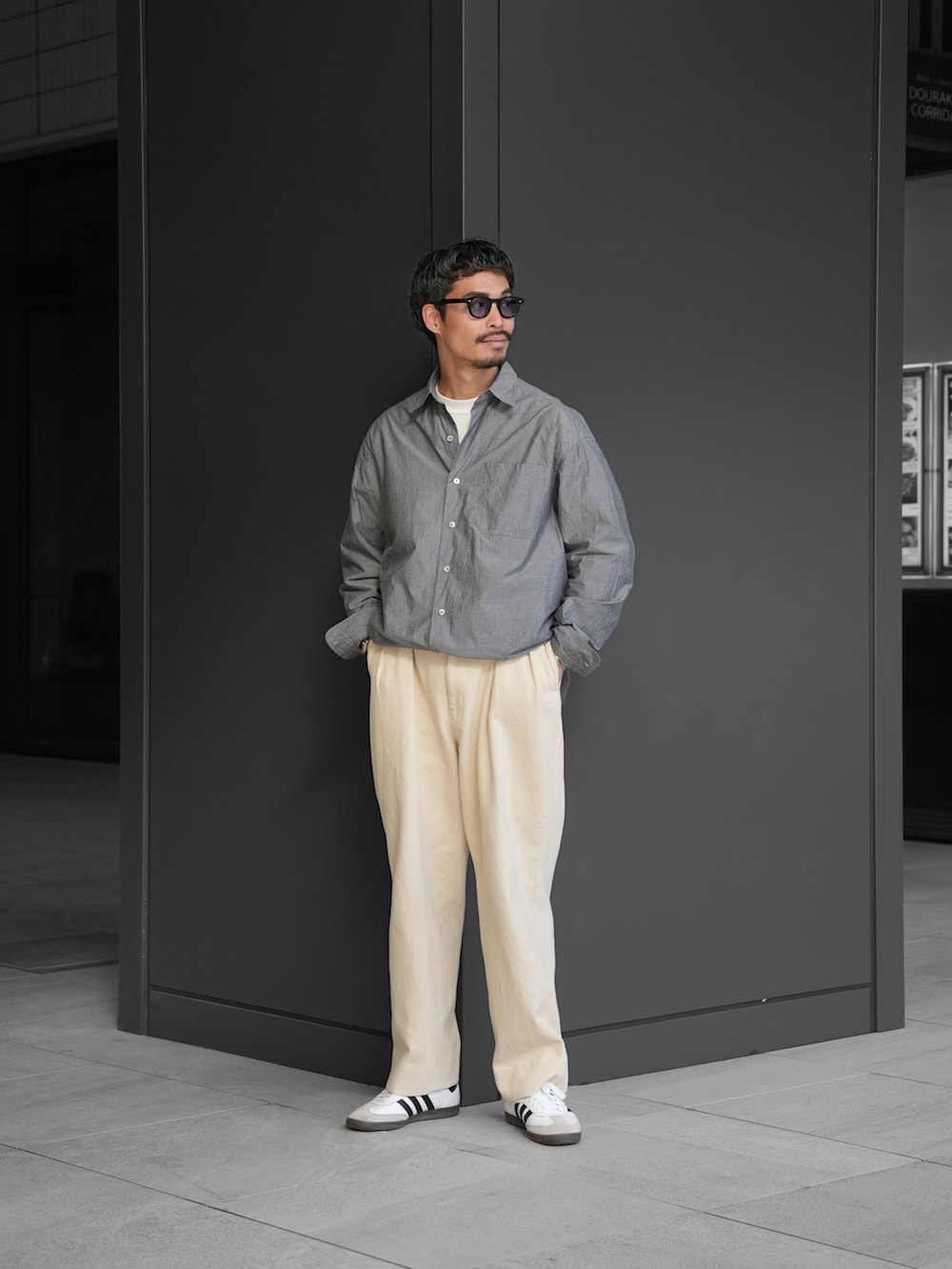 「休日スタイル、シンプルコーデ、おしゃれさんと繋がりたい、カジュアルコーデ、オトナカジュアル、メンズコーデ、リラックススタイル、neat、デニムパンツ、デニム、ポータークラシック、アディダス、アディダスオリジナルス、夏」｜「NEATのアイテム（デニムパンツ、ホワイト系）」を使った、minimal +αさん（メンズ・173cm）の春コーディネートの2枚目の写真