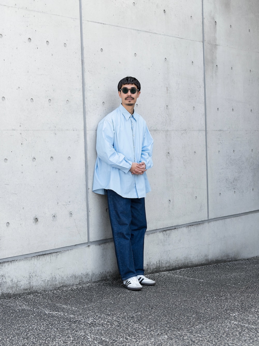 ブルー系のデニムパンツ、ホワイト系のスニーカー、ブルー系のシャツ/ブラウスを着用したメンズの春コーディネートの2枚目の写真