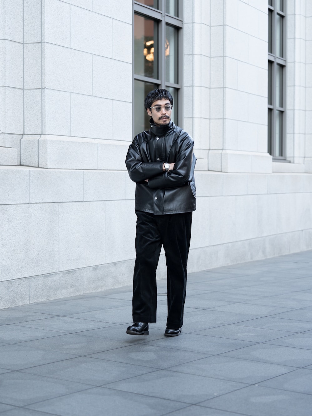 ブラック系のその他パンツ、ブラック系のドレスシューズ、ブラック系のライダースジャケットを着用したメンズの冬コーディネートの3枚目の写真