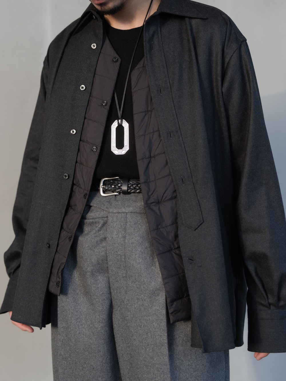 グレー系のシャツ/ブラウス、グレー系のスラックス、ブラック系のローファーを着用したメンズの冬コーディネートの3枚目の写真