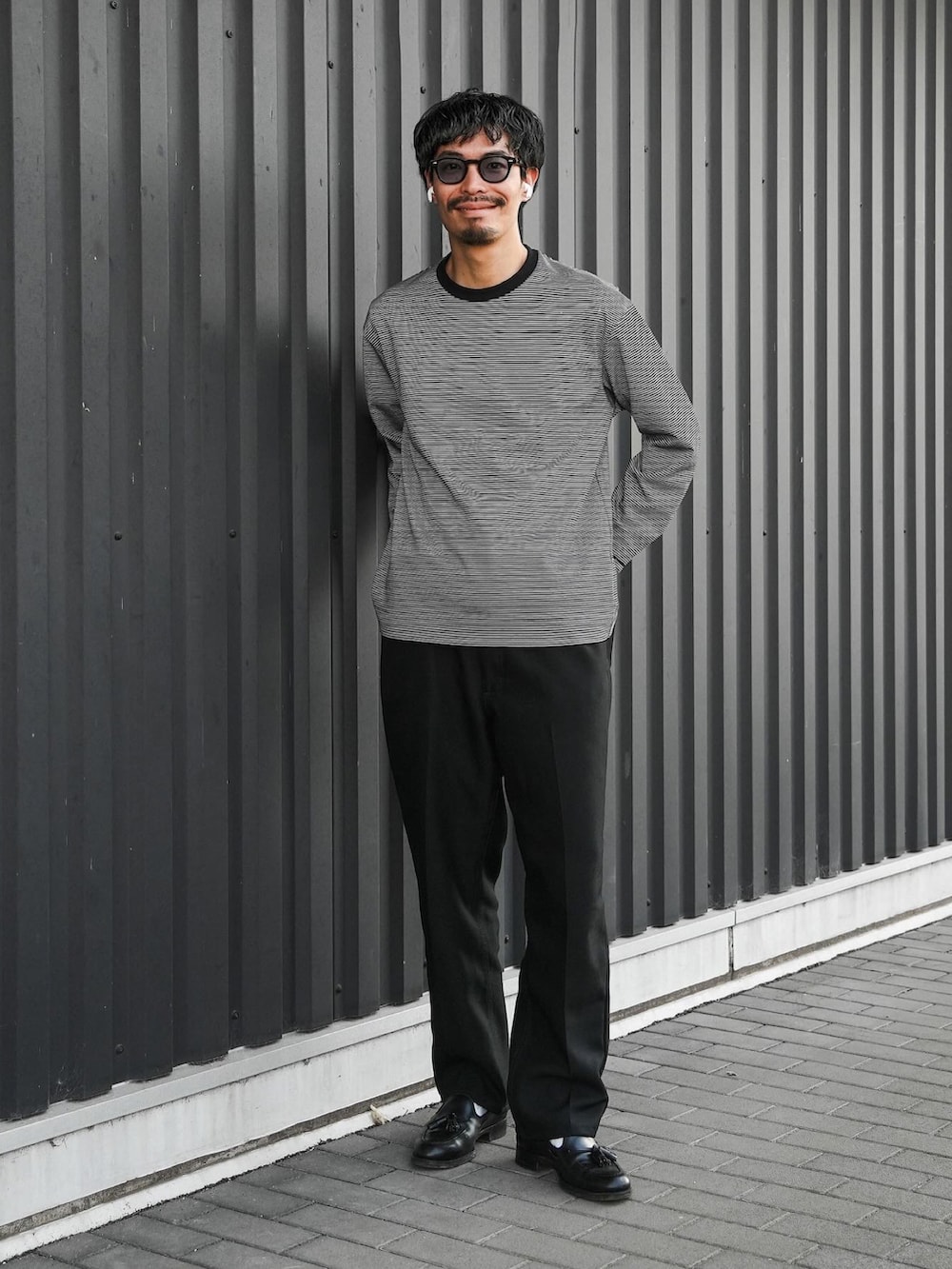 「春のNewスタイル、春コーデ、メンズコーデ、クロケット＆ジョーンズ、ユナイテッドアローズ、ラングラー、春ファッション、スラックス、ボーダートップス、ボーダー、キャベンディシュ、トゥアレグシルバー、モノトーン、ワイドパンツ、おしゃれさんと繋がりたい」｜「UNITED ARROWSのポンチ ロングスリーブ ボーダーTシャツ -抗菌防臭-（Tシャツ/カットソー、ブラック系）」を使った、minimal +αさん（メンズ・173cm）の春コーディネートの2枚目の写真