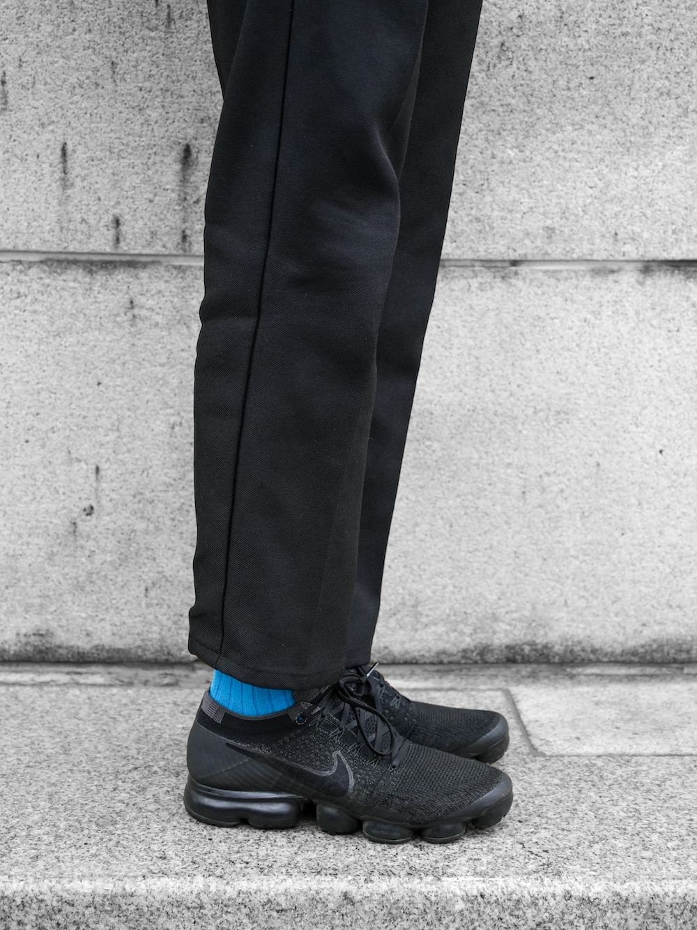 ブラック系のトップス、ブラック系のチノパンツ、ブラック系のスニーカーを着用したメンズの秋コーディネートの5枚目の写真