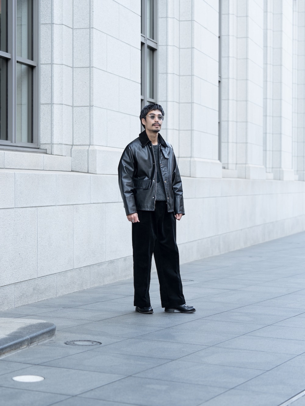 ブラック系のその他パンツ、ブラック系のドレスシューズ、ブラック系のライダースジャケットを着用したメンズの冬コーディネートの2枚目の写真