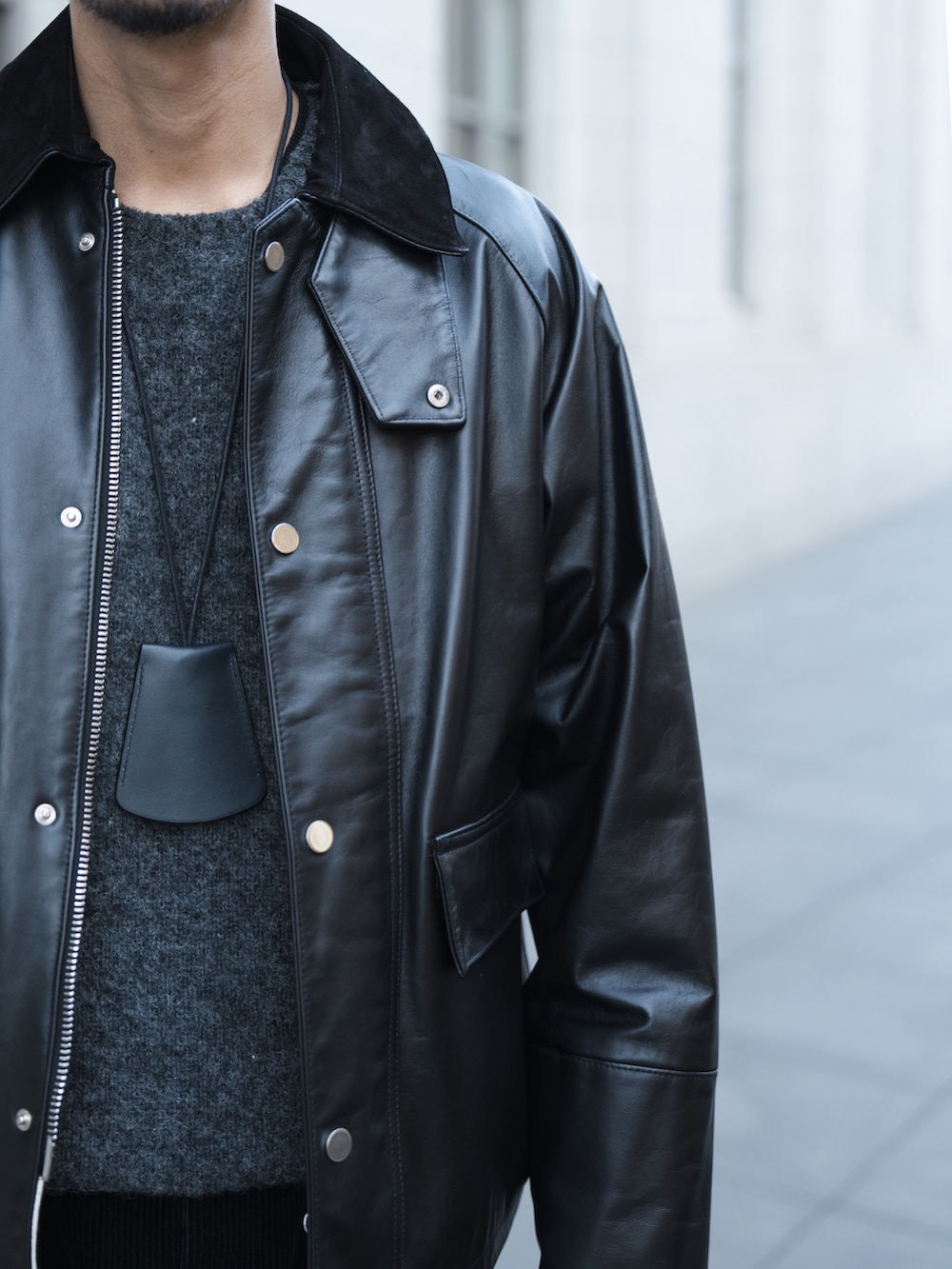 ブラック系のその他パンツ、ブラック系のドレスシューズ、ブラック系のライダースジャケットを着用したメンズの冬コーディネートの4枚目の写真