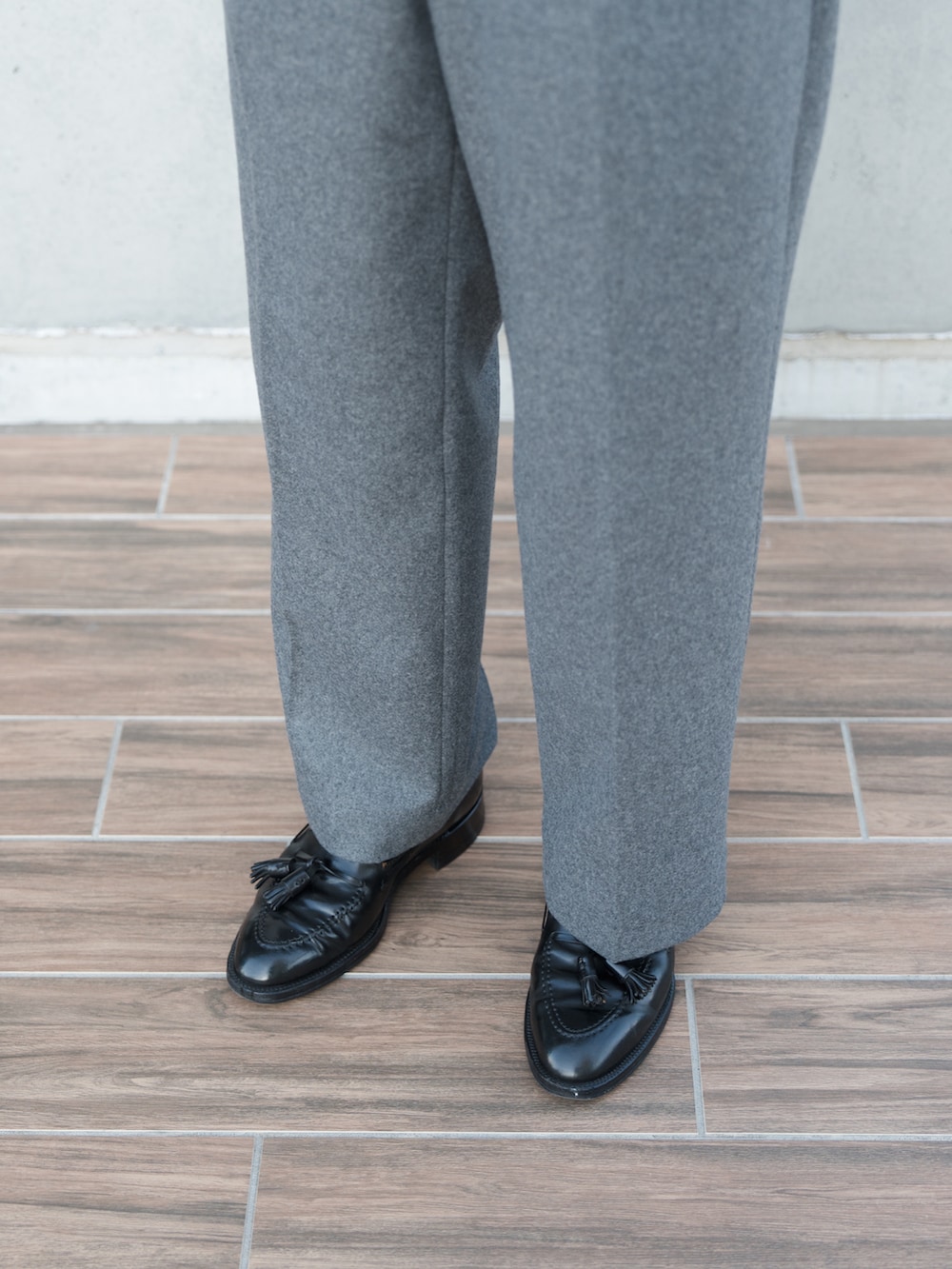 グレー系のシャツ/ブラウス、グレー系のスラックス、ブラック系のローファーを着用したメンズの冬コーディネートの5枚目の写真