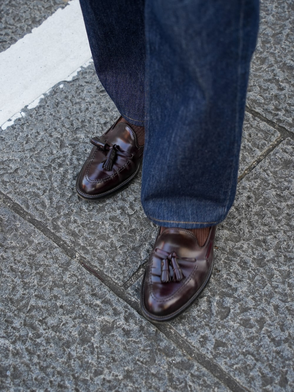 グリーン系のブルゾン、ブルー系のデニムパンツ、ブラウン系のドレスシューズを着用したメンズの春コーディネートの4枚目の写真