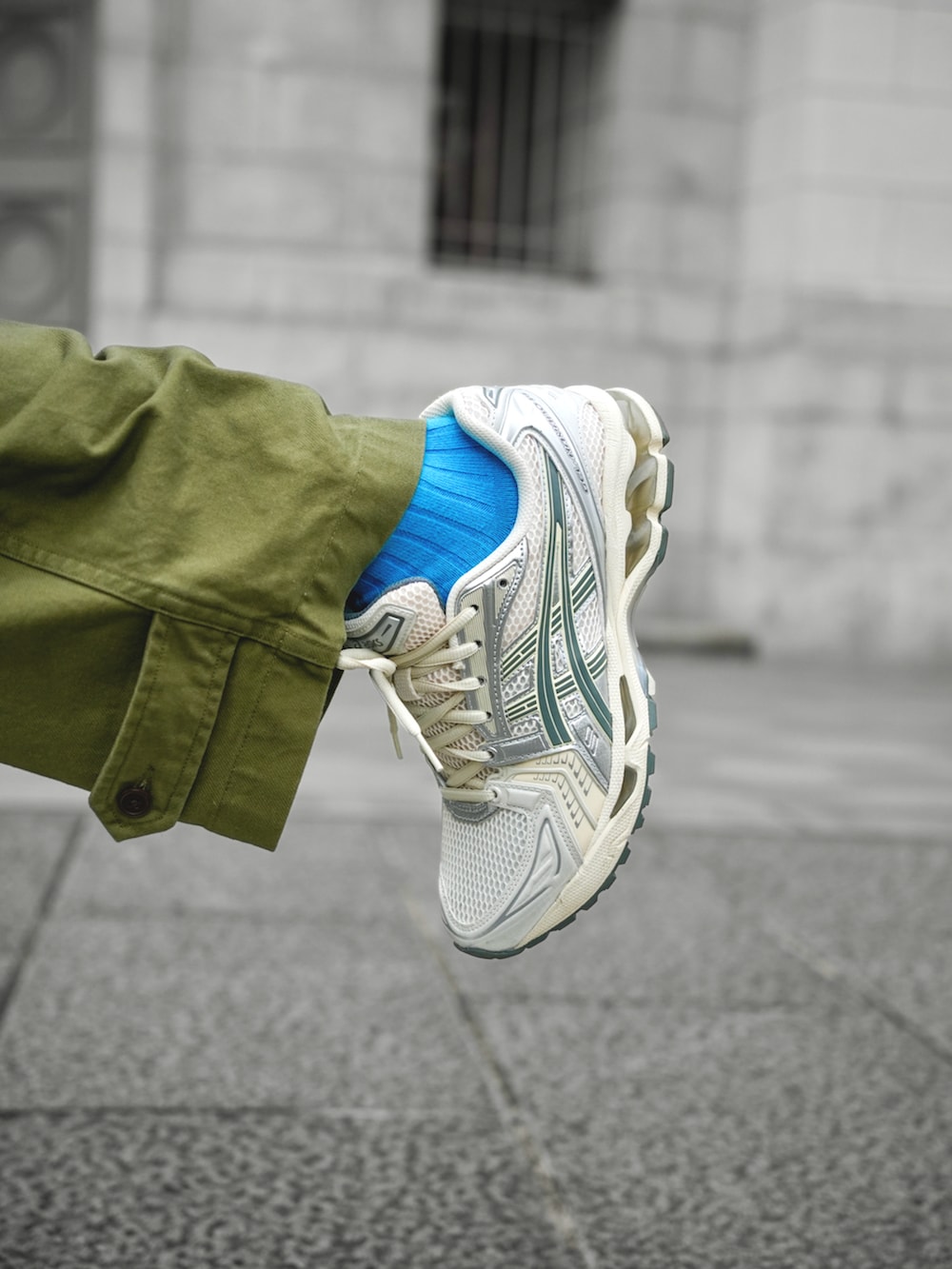「秋っぽコーデ更新中、休日スタイル、古着MIX、テックウェア、カーゴパンツ、M47、LL.Bean、トートバッグ、初秋コーデ、asics、アシックス、秋服準備はじめました、ワイドパンツ」｜「ARC'TERYXのARC’TERYX / BETA AR Jacket（マウンテンパーカー、ブラック系）」を使った、minimal +αさん（メンズ・173cm）の秋コーディネートの3枚目の写真