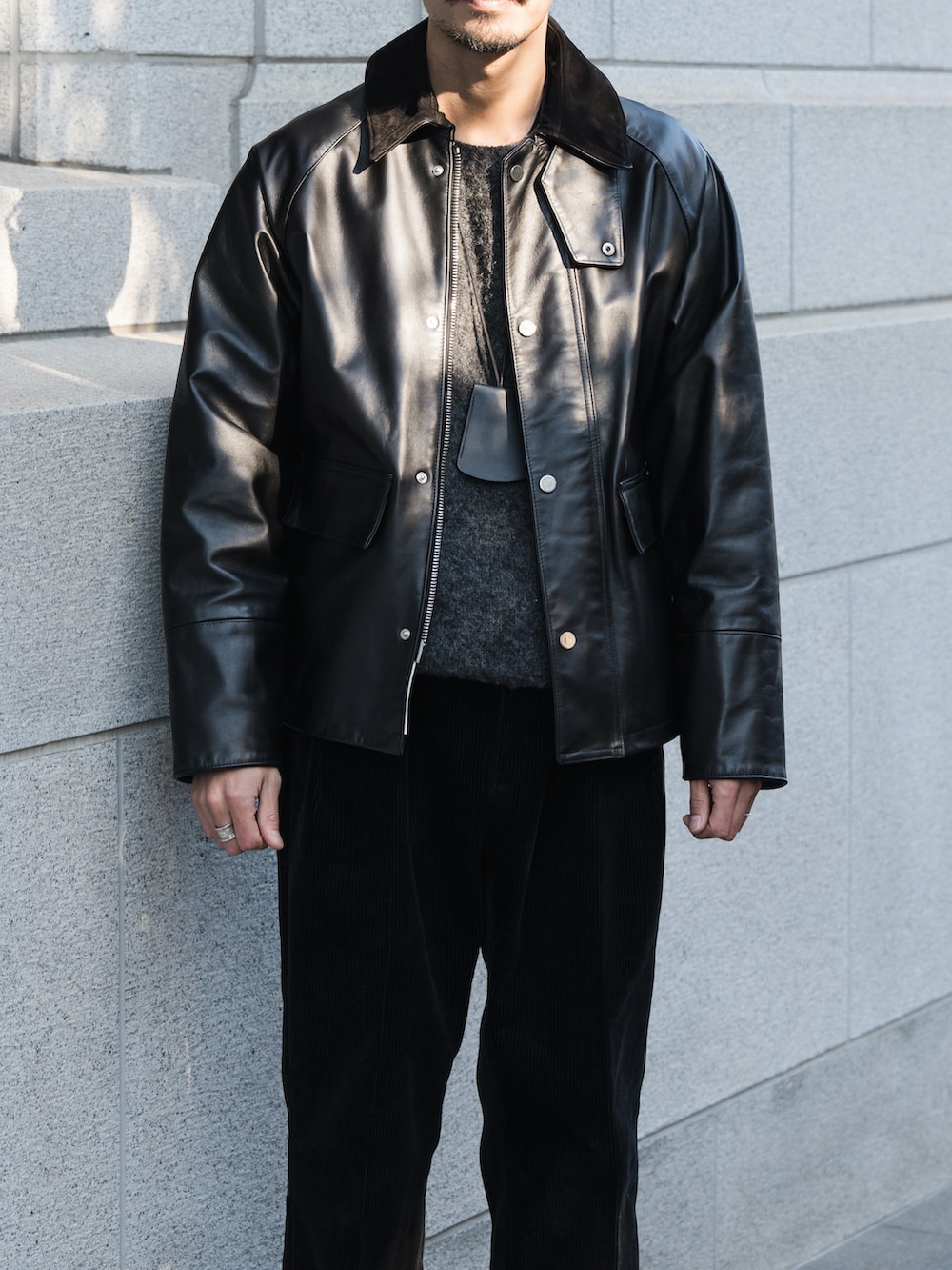 ブラック系のその他パンツ、ブラック系のドレスシューズ、ブラック系のライダースジャケットを着用したメンズの冬コーディネートの5枚目の写真