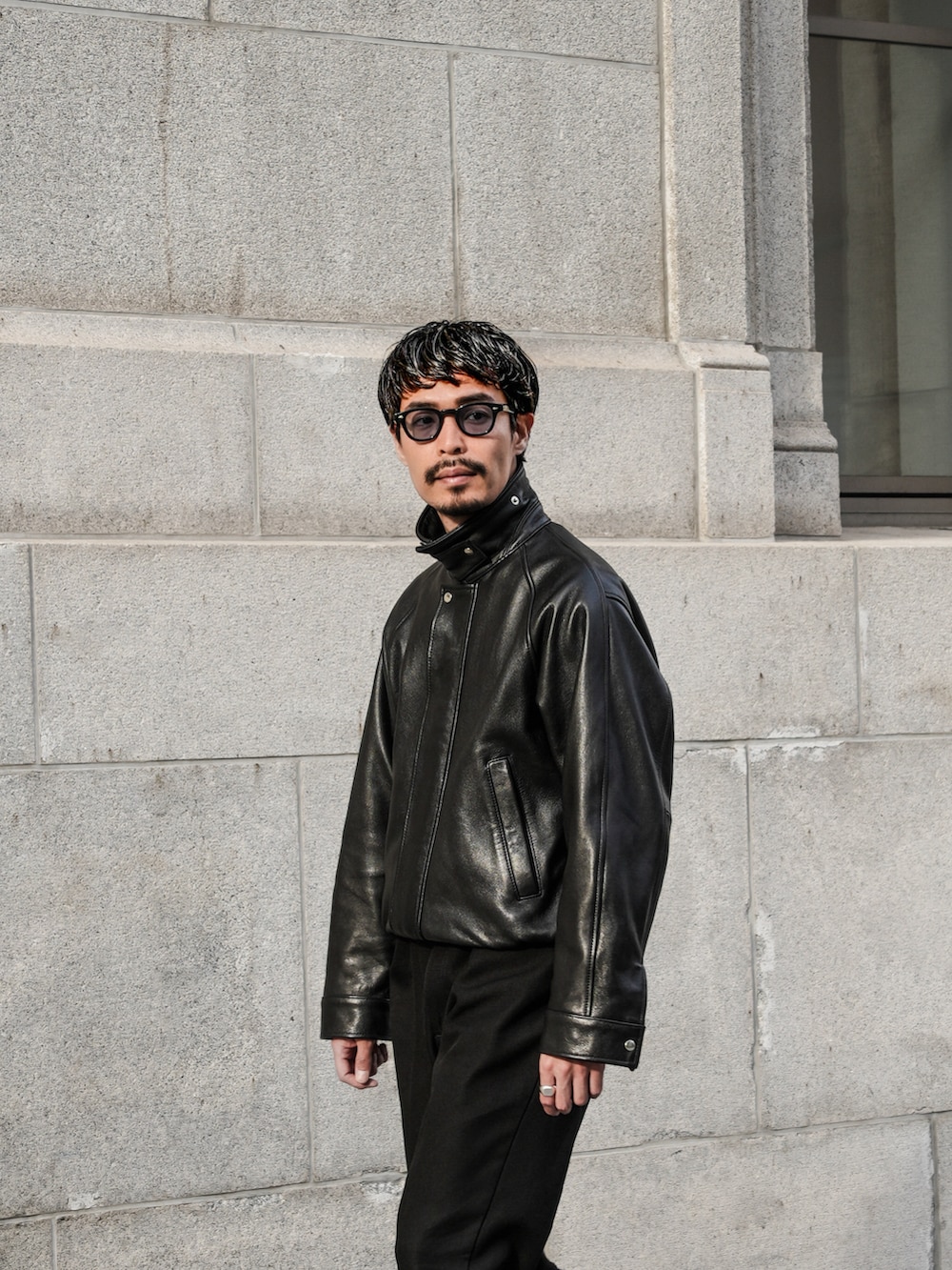 ブラック系のパンツ、ブラック系のブーツ、ホワイト系のスウェットを着用したメンズの秋コーディネートの2枚目の写真
