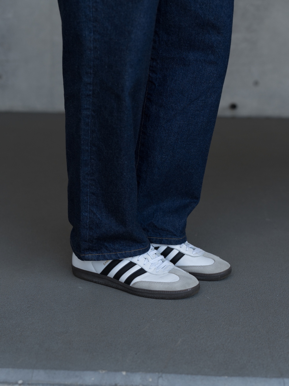 ブルー系のデニムパンツ、ホワイト系のスニーカー、ブルー系のシャツ/ブラウスを着用したメンズの春コーディネートの5枚目の写真