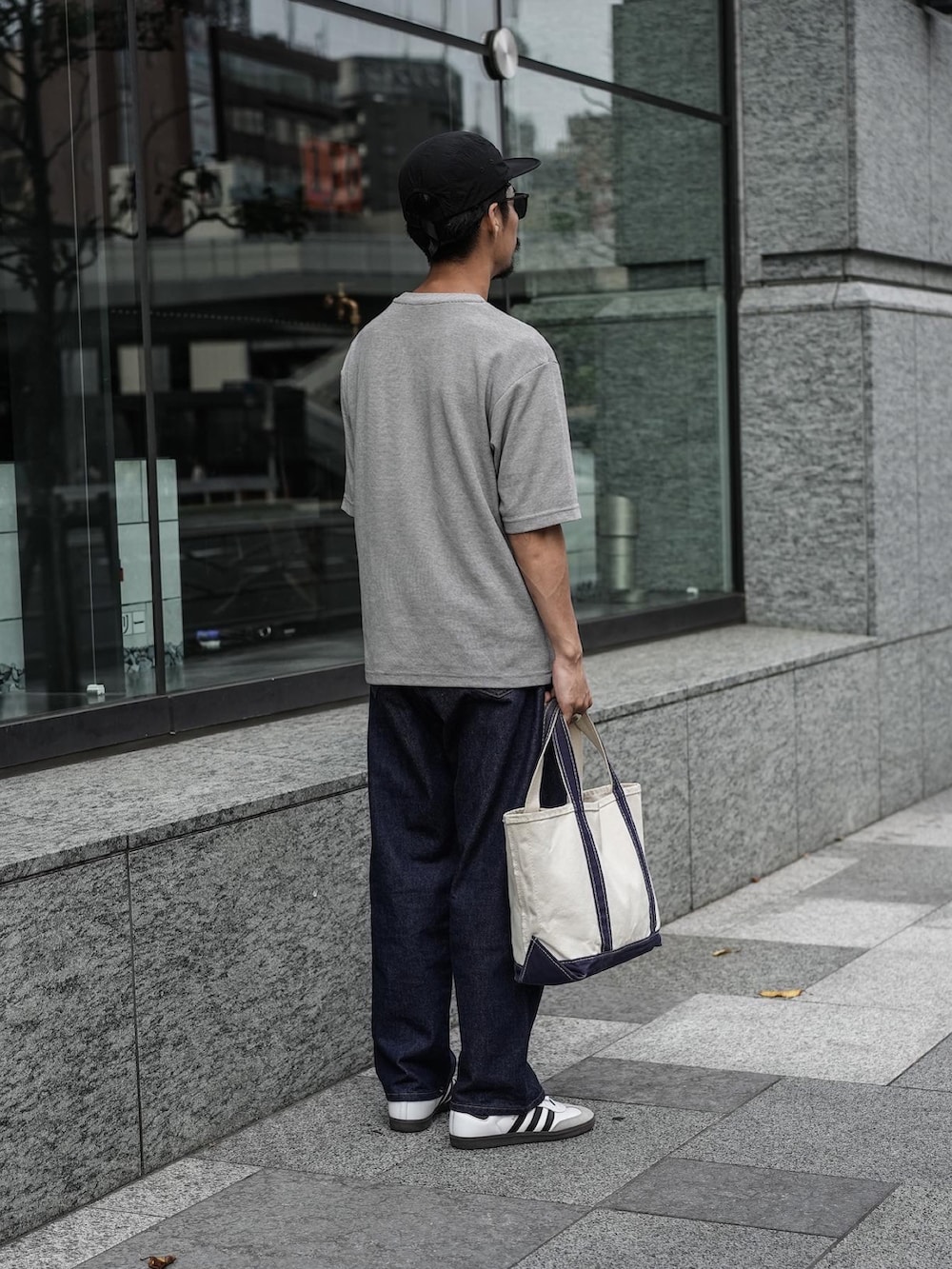 「休日スタイル、初夏コーデ、夏コーデ、おしゃれさんと繋がりたい、メンズファッション、夏だ！Tシャツ着よう！、ボーダー、エアリズムコットンオーバーサイズTシャツ(５分袖)、stevenalan、llbean、adidas samba、サンバ、夏服、DAIWAPIER39、UNIQLO」｜「UNIQLOのアイテム（Tシャツ/カットソー、グレー系）」を使った、minimal +αさん（メンズ・173cm）の夏コーディネートの3枚目の写真
