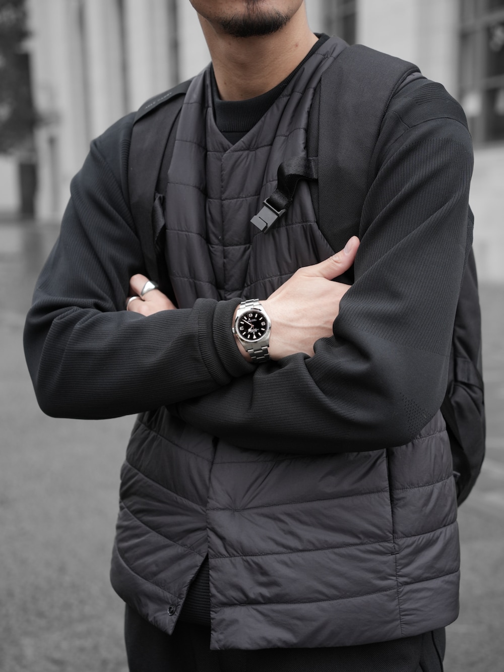 ブラック系のトップス、ブラック系のチノパンツ、ブラック系のスニーカーを着用したメンズの秋コーディネートの3枚目の写真