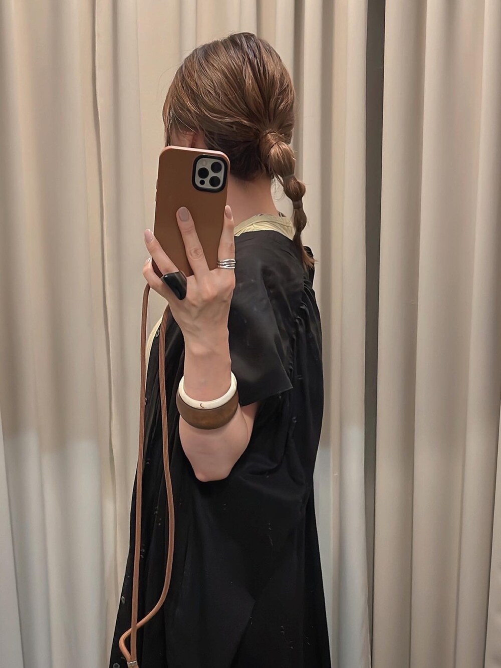 ブラック系のサンダルを着用したレディースの夏コーディネートの3枚目の写真