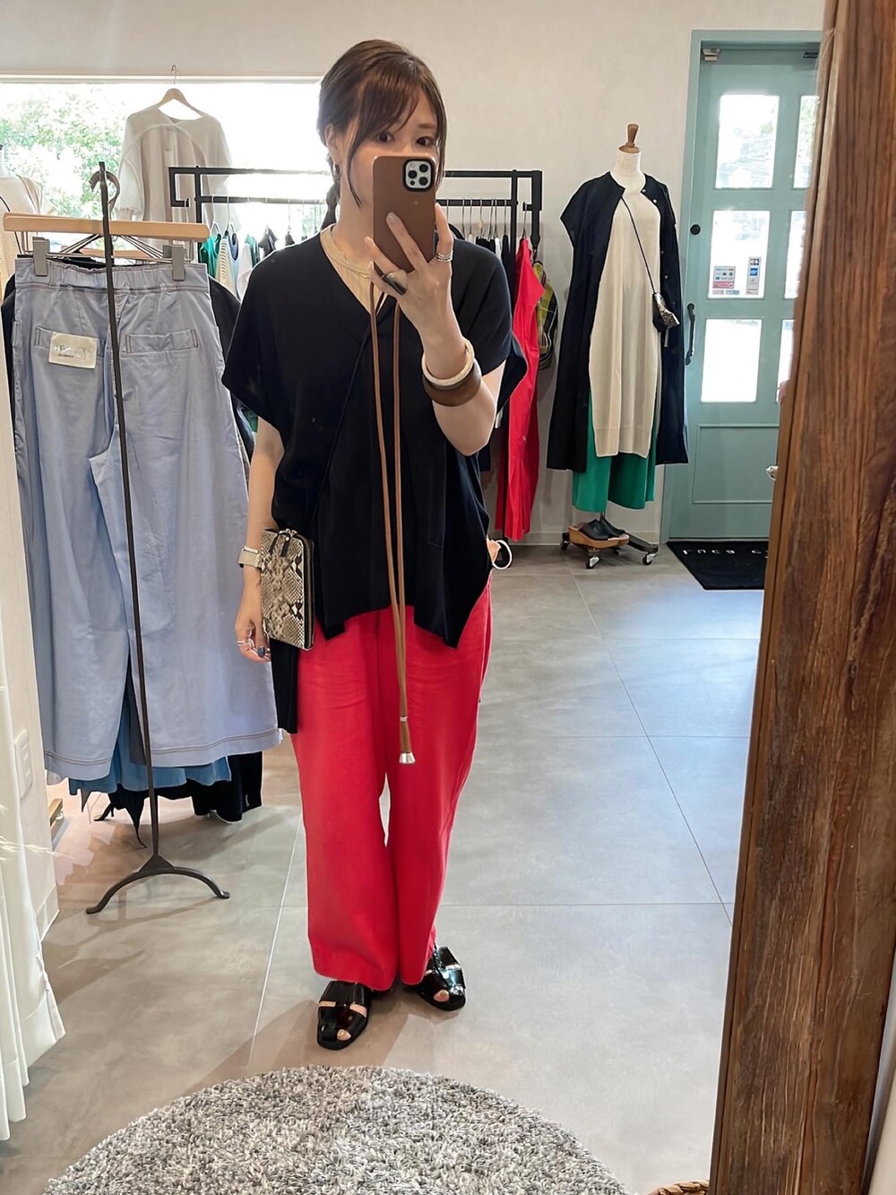 ブラック系のサンダルを着用したレディースの夏コーディネートの2枚目の写真