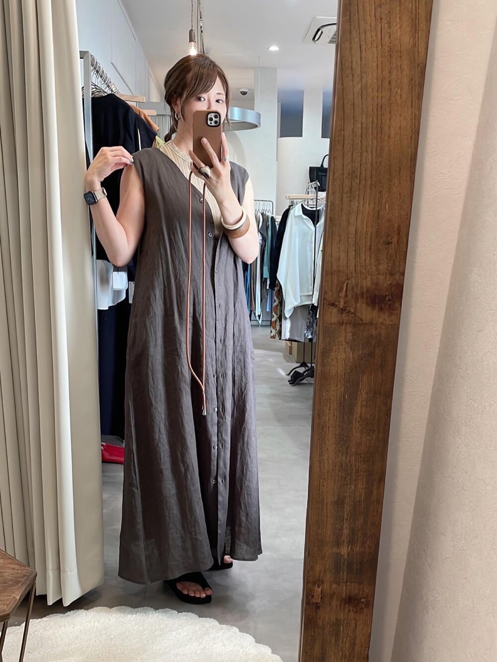 ブラック系のサンダルを着用したレディースの夏コーディネートの2枚目の写真