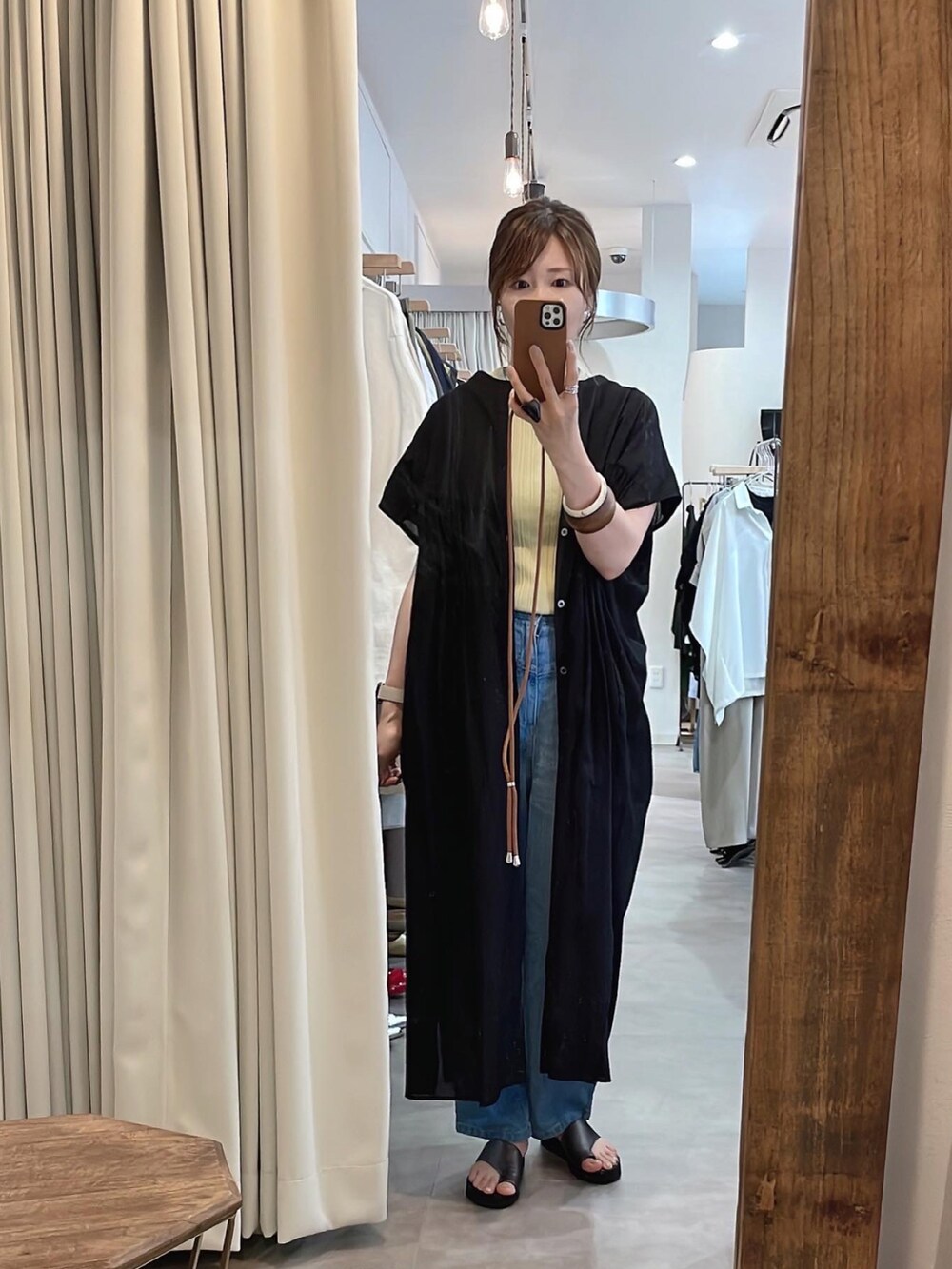 ブラック系のサンダルを着用したレディースの夏コーディネートの2枚目の写真