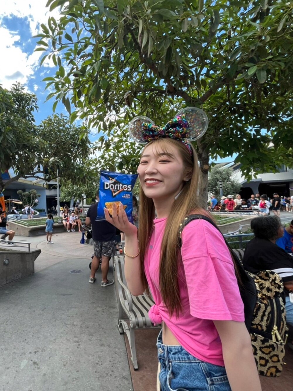 ピンク系のTシャツ/カットソーを着用したレディースの秋コーディネートの2枚目の写真