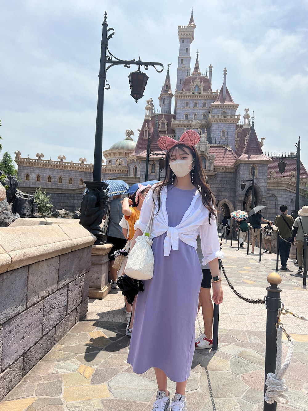 パープル系のワンピースを着用したレディースの夏コーディネートの2枚目の写真