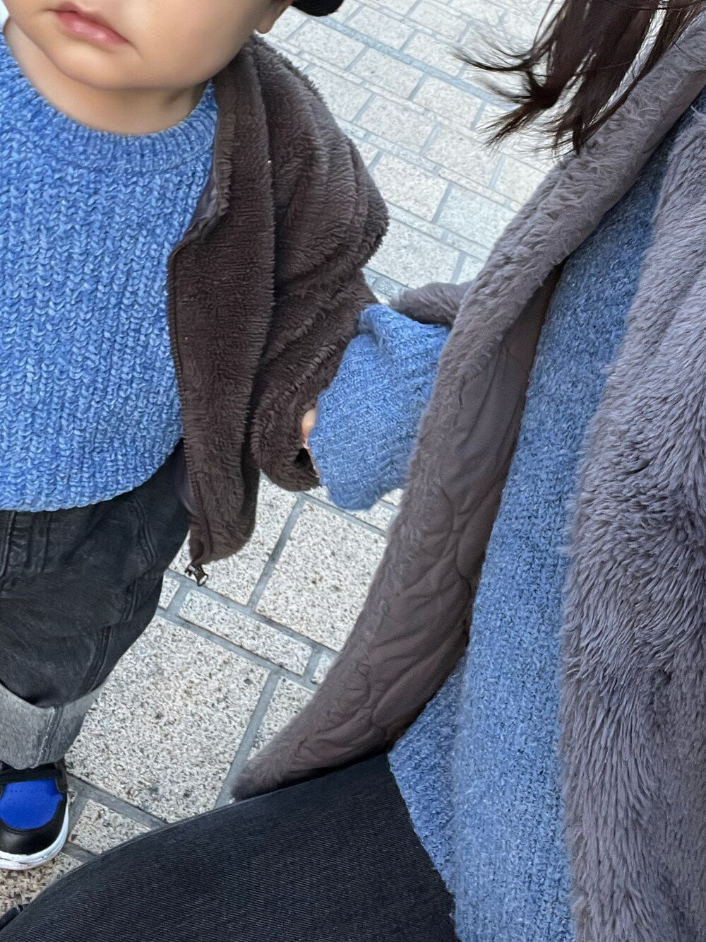 グレー系のその他アウター、ブラック系のデニムパンツ、グレー系のジャケット/アウターを着用したレディースの夏コーディネートの2枚目の写真