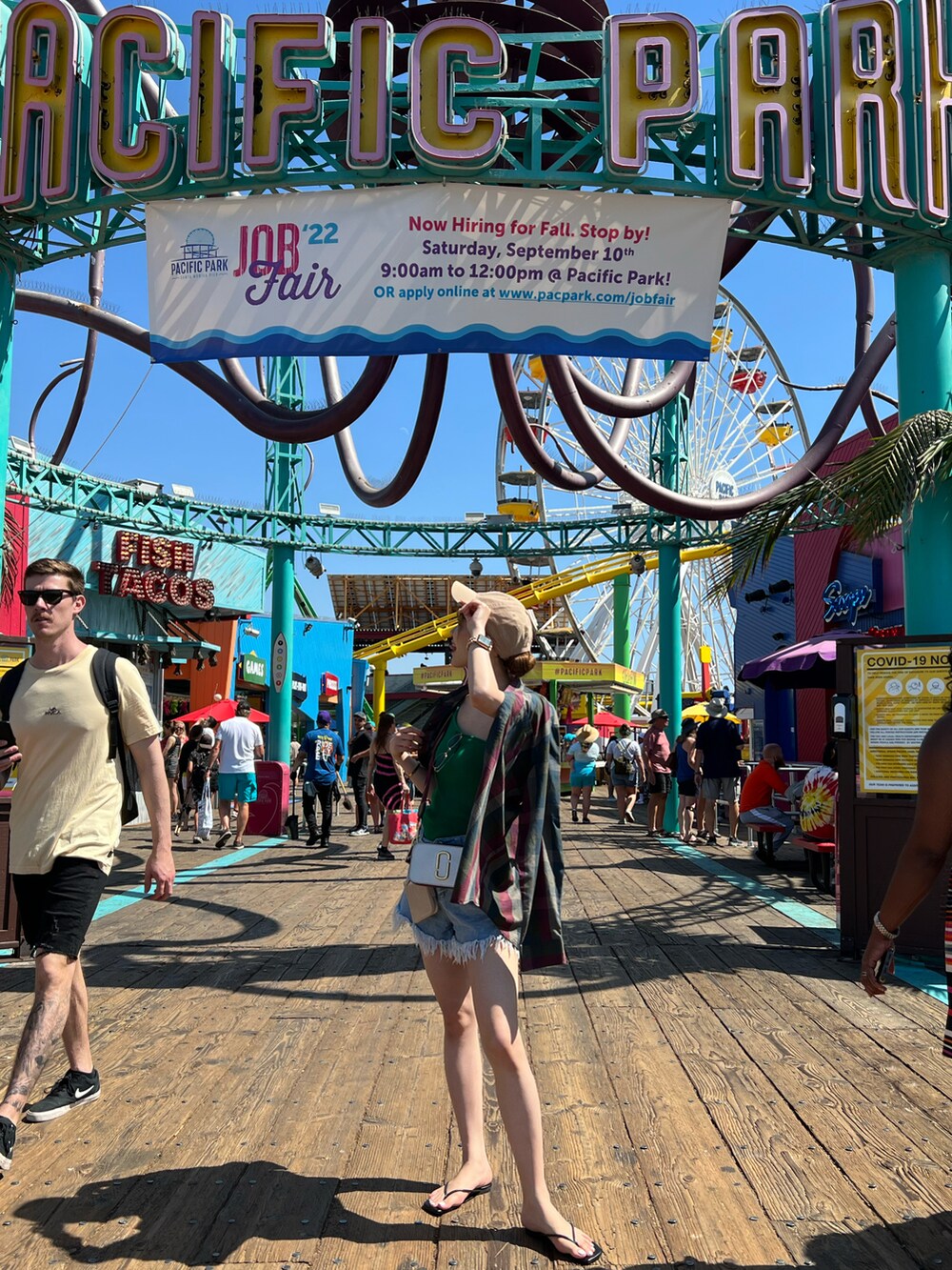 グリーン系のトップス、ホワイト系のショルダーバッグ、シルバー系のショルダーバッグを着用したレディースの秋コーディネートの2枚目の写真