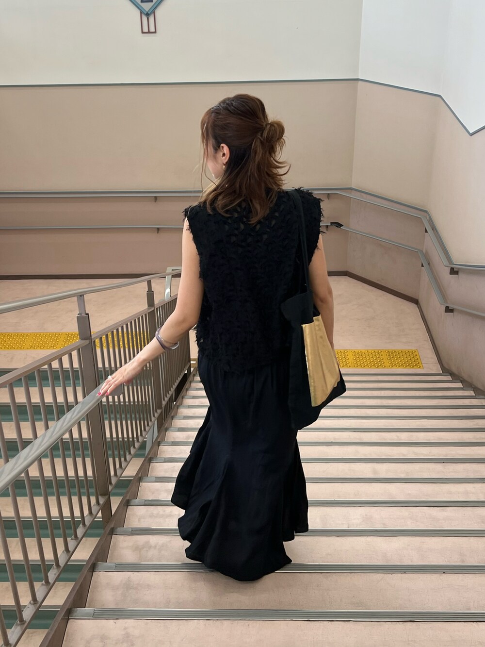 ブラック系のシャツ/ブラウス、ブラック系のスカート、ベージュ系のサンダルを着用したレディースの夏コーディネートの3枚目の写真