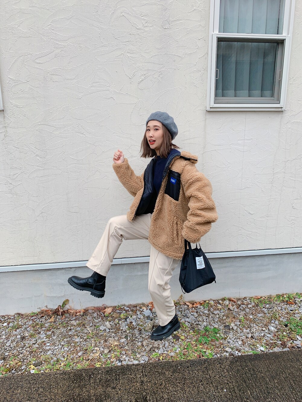 ベージュ系のブルゾン、ベージュ系のその他パンツ、グレー系のハンチング/ベレー帽を着用したレディースの冬コーディネートの3枚目の写真