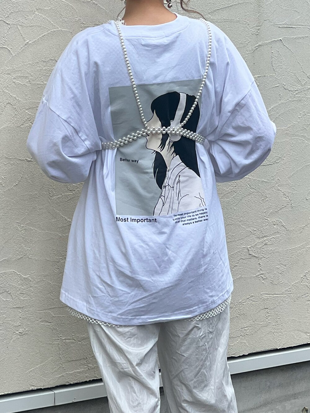 ホワイト系のTシャツ/カットソー、ホワイト系のその他トップス、グレー系のその他パンツを着用したレディースの春コーディネートの2枚目の写真