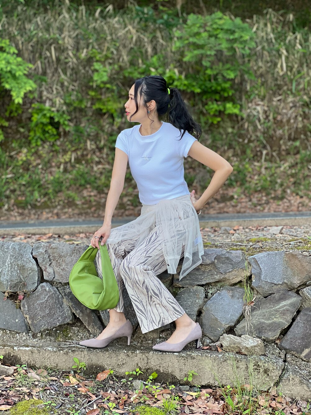 ホワイト系のTシャツ/カットソー、ホワイト系のシャツ/ブラウス、ベージュ系のパンプスを着用したレディースの春コーディネートの3枚目の写真