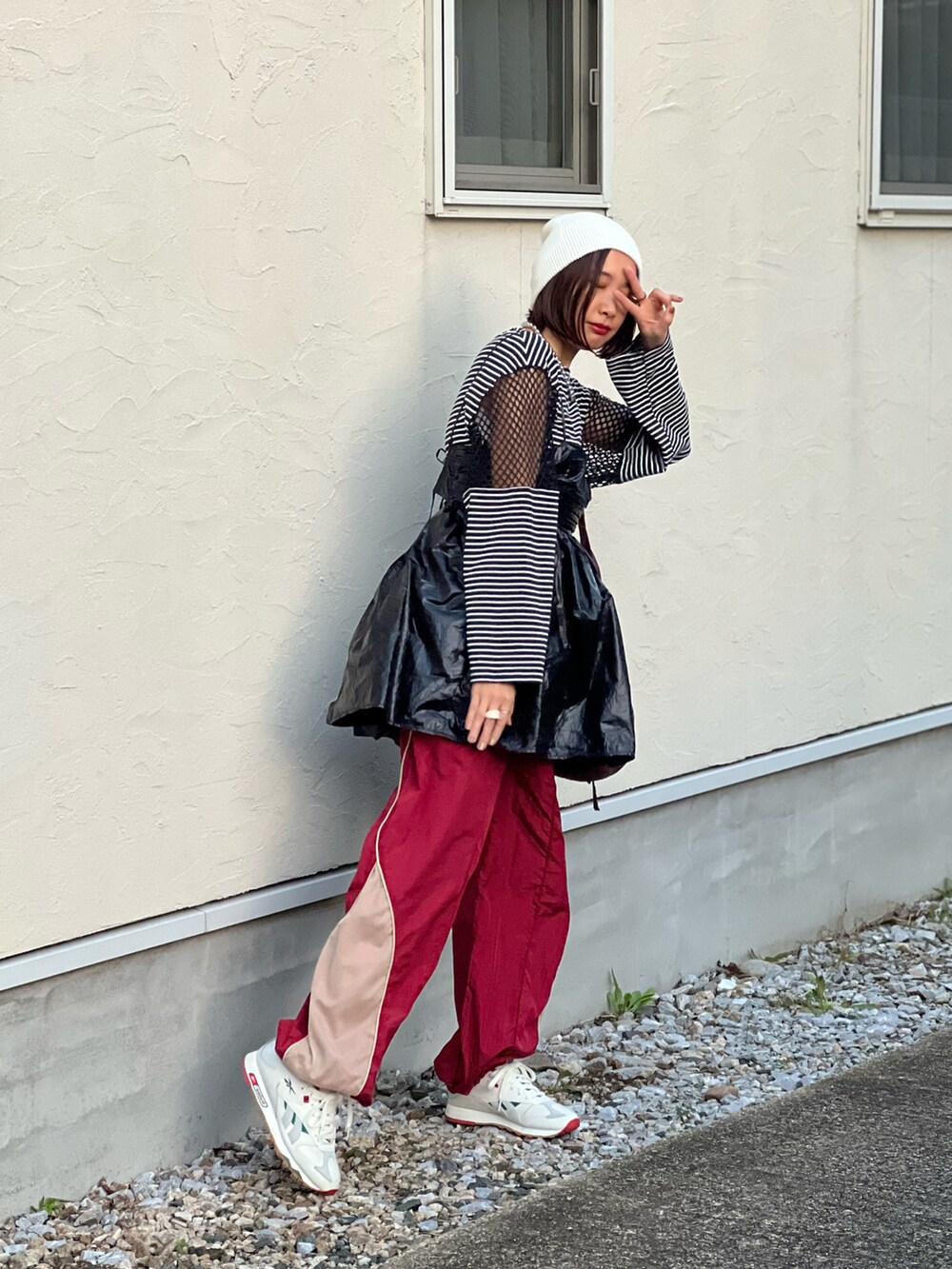 ブラック系のキャミソール、ブラック系のTシャツ/カットソー、レッド系のその他パンツを着用したレディースの秋コーディネートの3枚目の写真