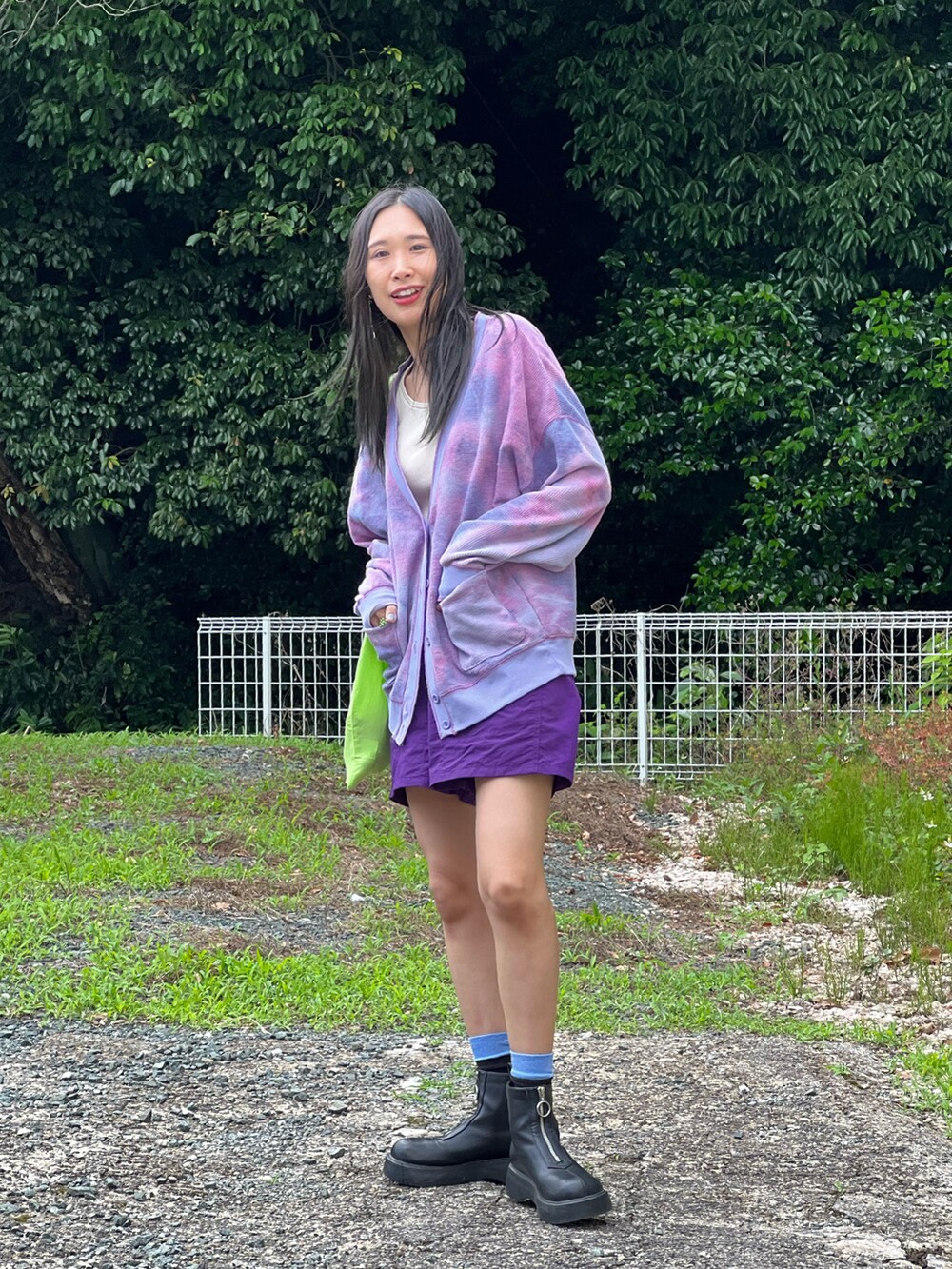 パープル系のパンツ、パープル系のカーディガン/ボレロ、ブラック系のブーツを着用したレディースの春コーディネートの5枚目の写真