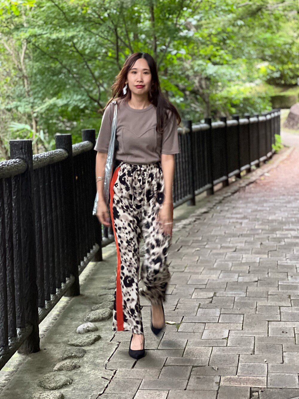 ブラウン系のTシャツ/カットソー、ブラウン系のその他パンツ、ブラック系のパンプスを着用したレディースの秋コーディネートの5枚目の写真