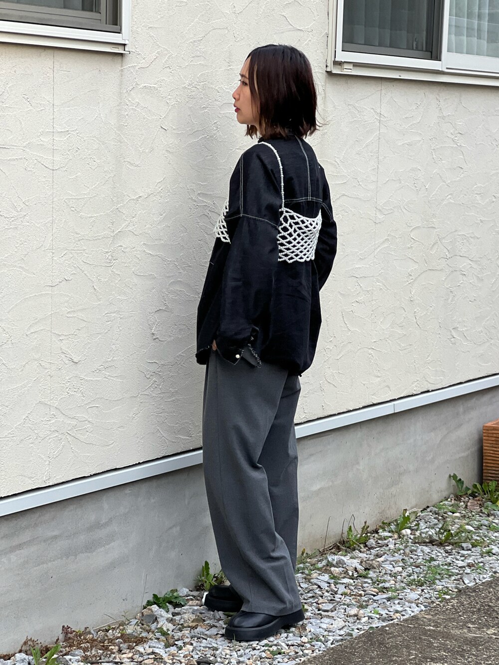 ホワイト系のその他トップス、ブラック系のシャツ/ブラウス、グレー系のパンツを着用したレディースの秋コーディネートの3枚目の写真
