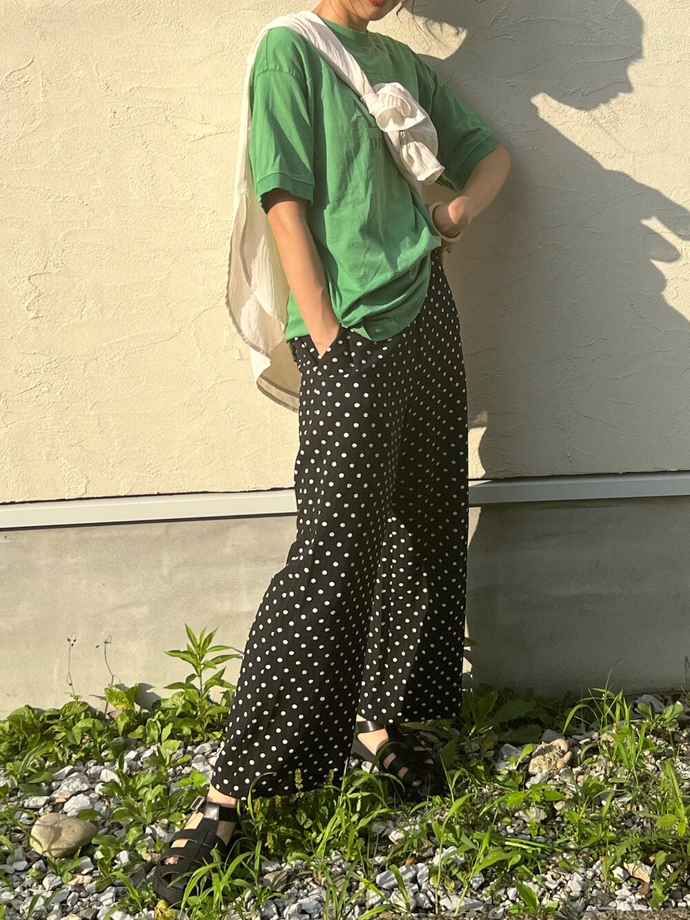 ブラック系のその他パンツ、ホワイト系のシャツ/ブラウス、ブラック系のサンダルを着用したレディースの夏コーディネートの4枚目の写真