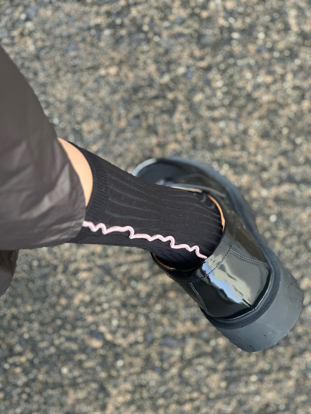 ブラック系のタンクトップ、ブラック系のカーディガン/ボレロ、ブラック系のスカートを着用したレディースの秋コーディネートの3枚目の写真