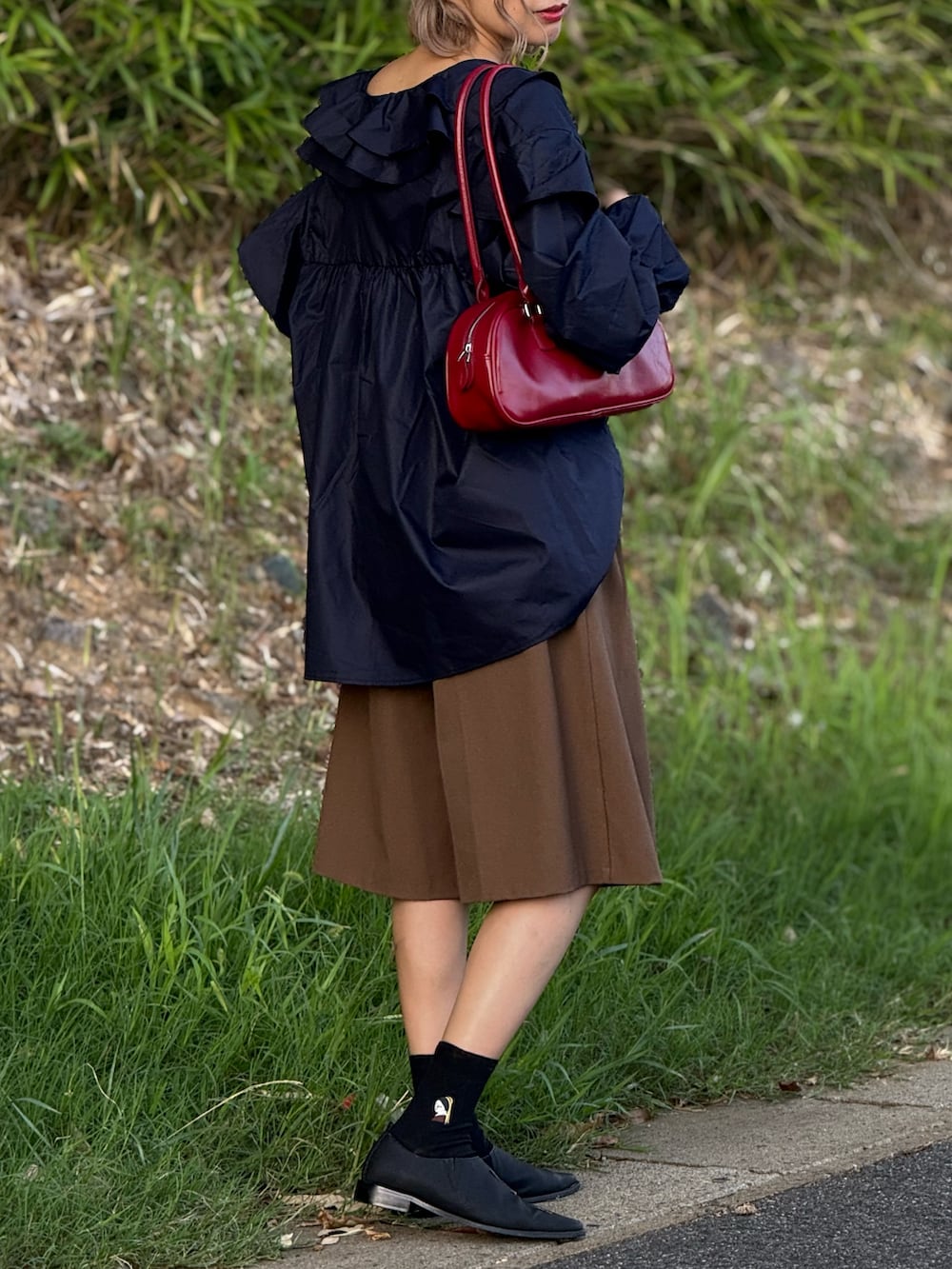 ブルー系のシャツ/ブラウス、レッド系のボストンバッグ、ブラック系のその他シューズを着用したレディースの秋コーディネートの2枚目の写真