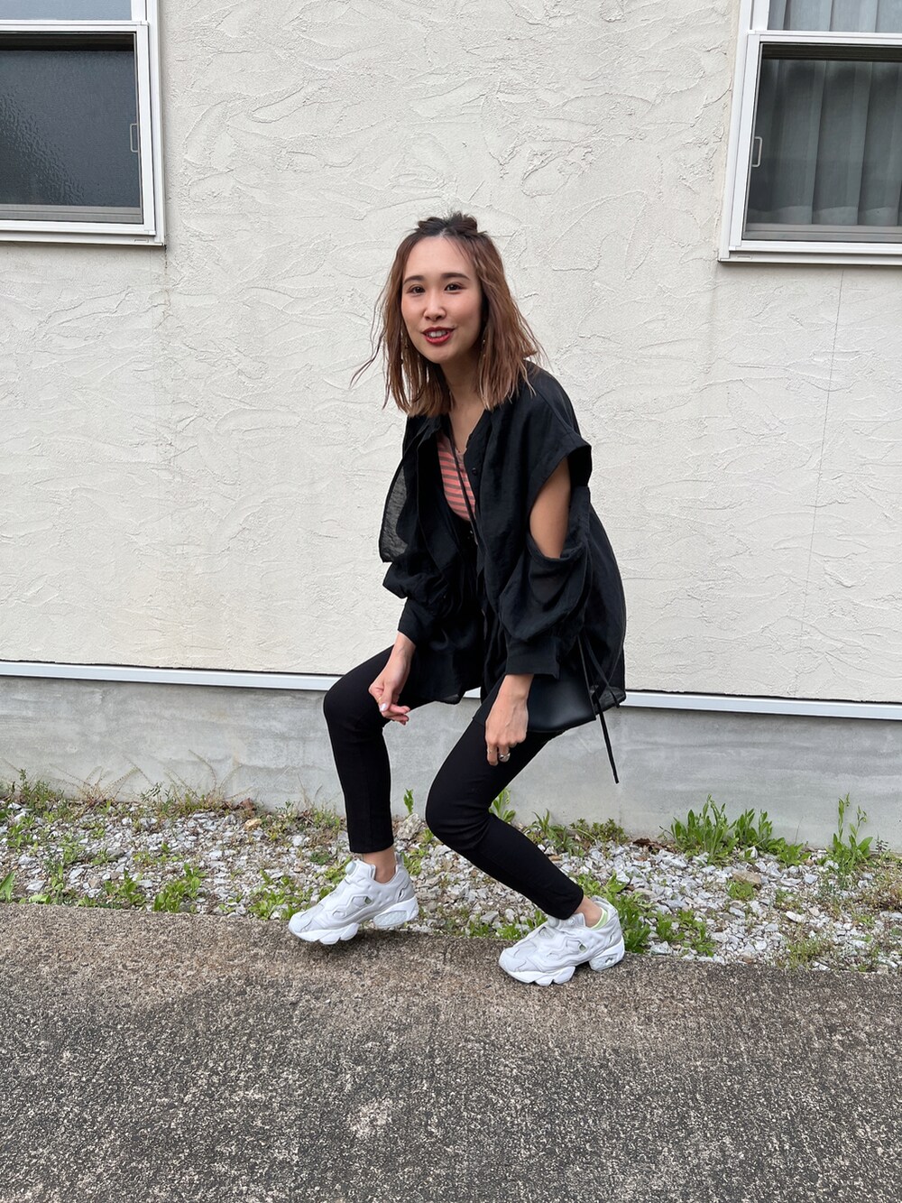 ブラック系のシャツ/ブラウス、ピンク系のタンクトップ、ブラック系のその他パンツを着用したレディースの春コーディネートの4枚目の写真