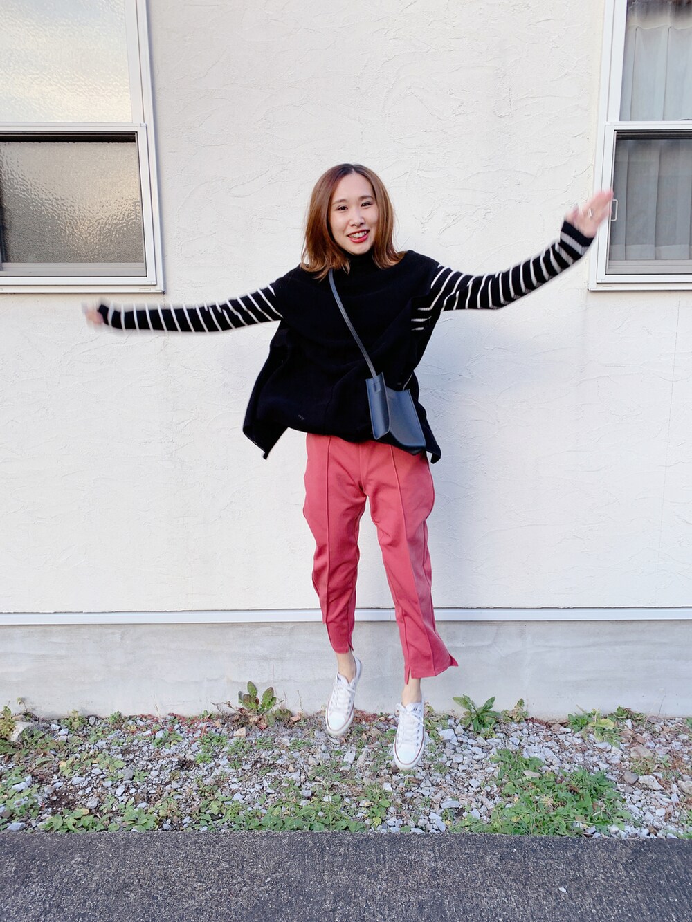 ブラック系のニット/セーター、ブラック系のベスト、ピンク系のその他パンツを着用したレディースの秋コーディネートの5枚目の写真